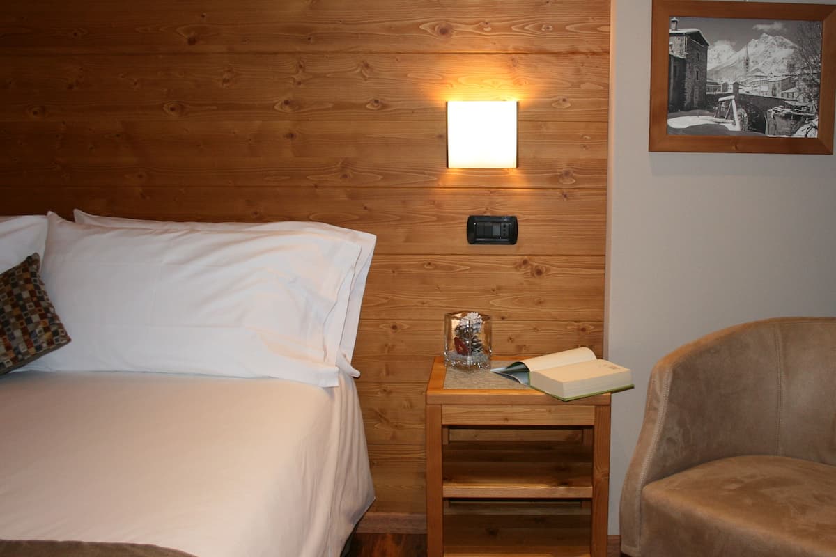 superior double or twin room | minibar, in-room safe, desk, soundproofing