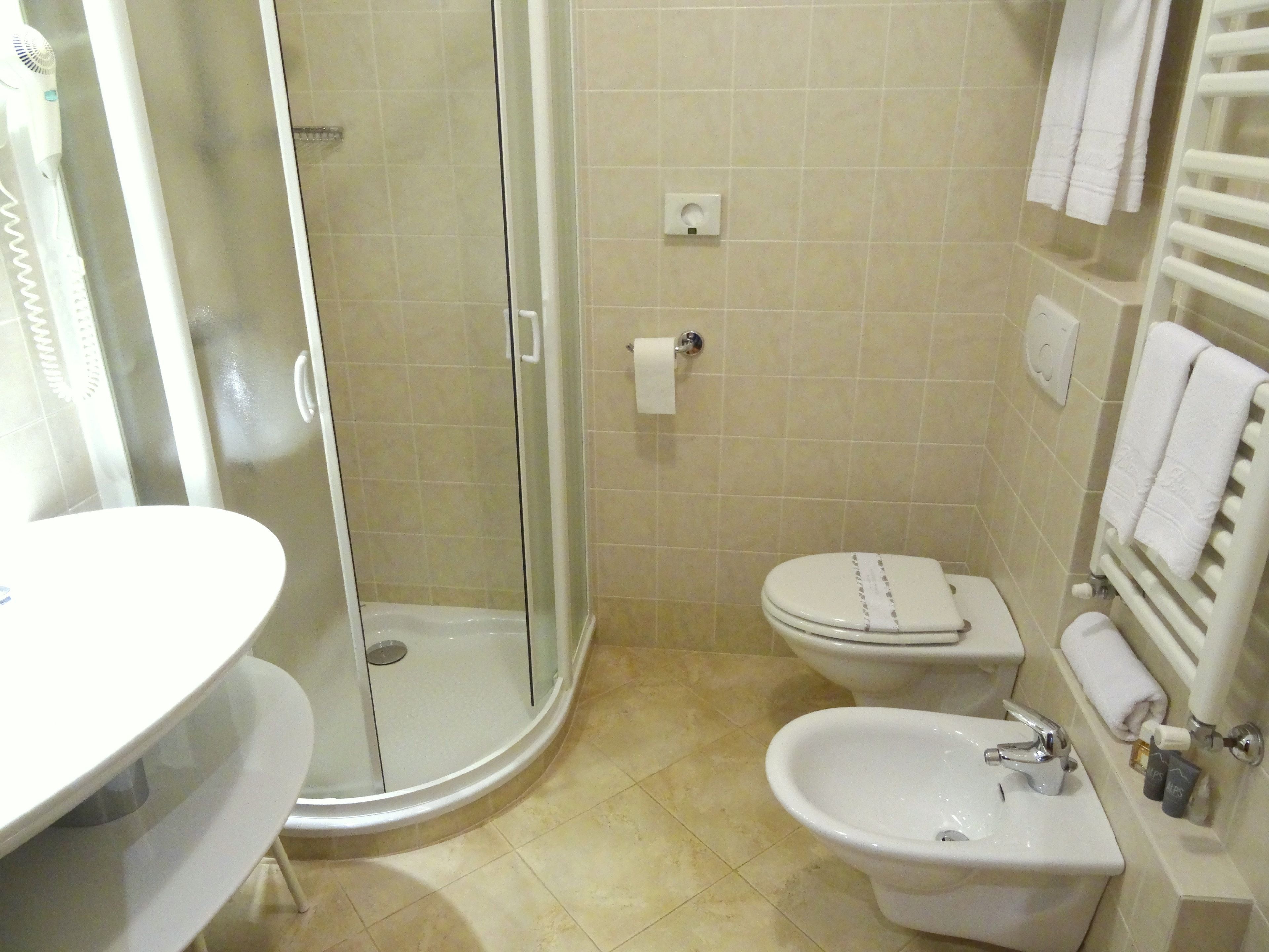 classic double or twin room | bathroom | shower, free toiletries, hair dryer, bidet