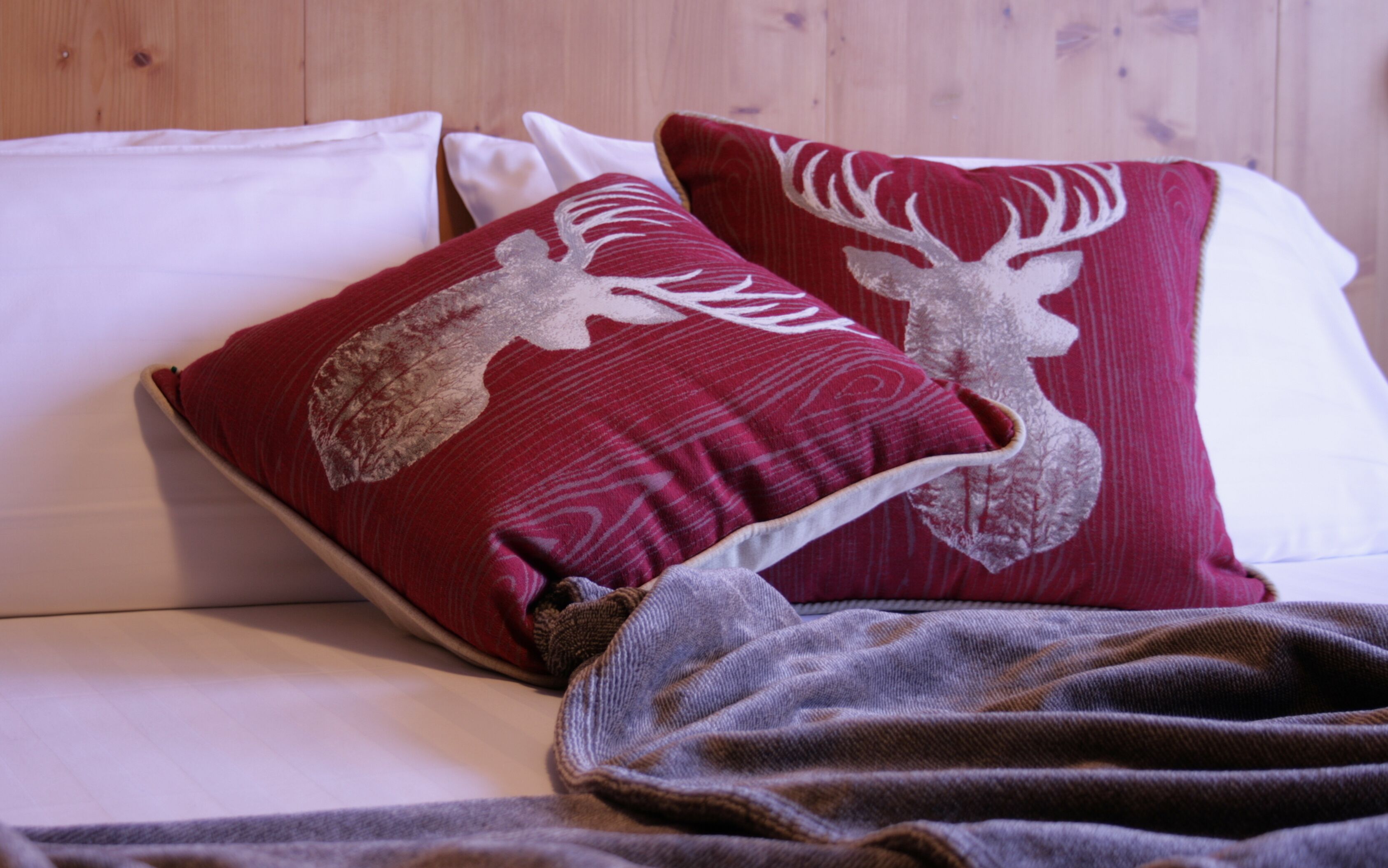 classic double or twin room | minibar, in-room safe, desk, soundproofing