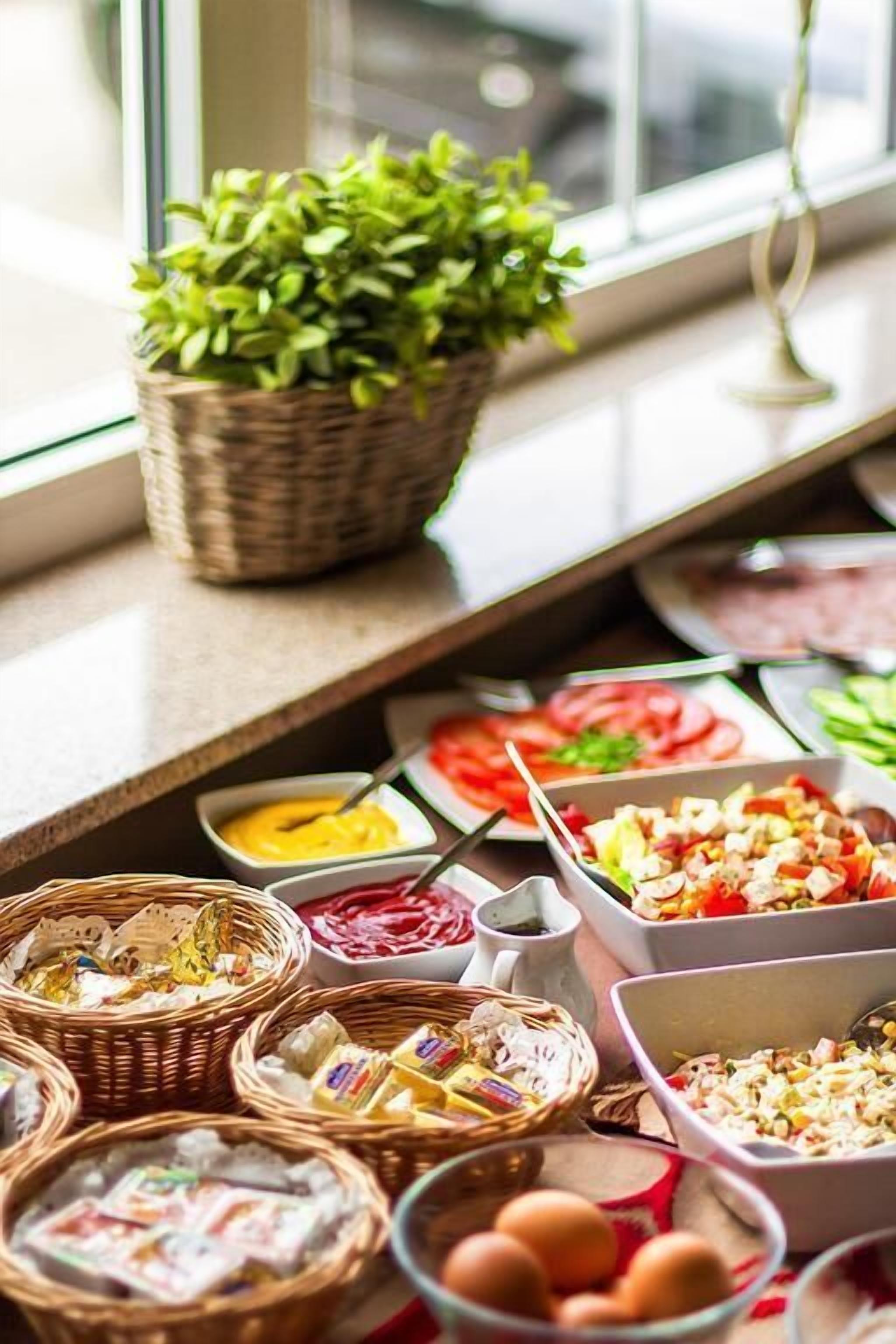 Ein reichhaltiges Buffet mit verschiedenen Speisen und Servierkörben für Gewürze.