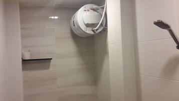 Shower, perlengkapan mandi gratis, pengering rambut, dan kloset