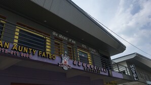 A hotel with a sign reading "De Benz Inn" and "Hotel". - De Benz Inn (Malacca City)