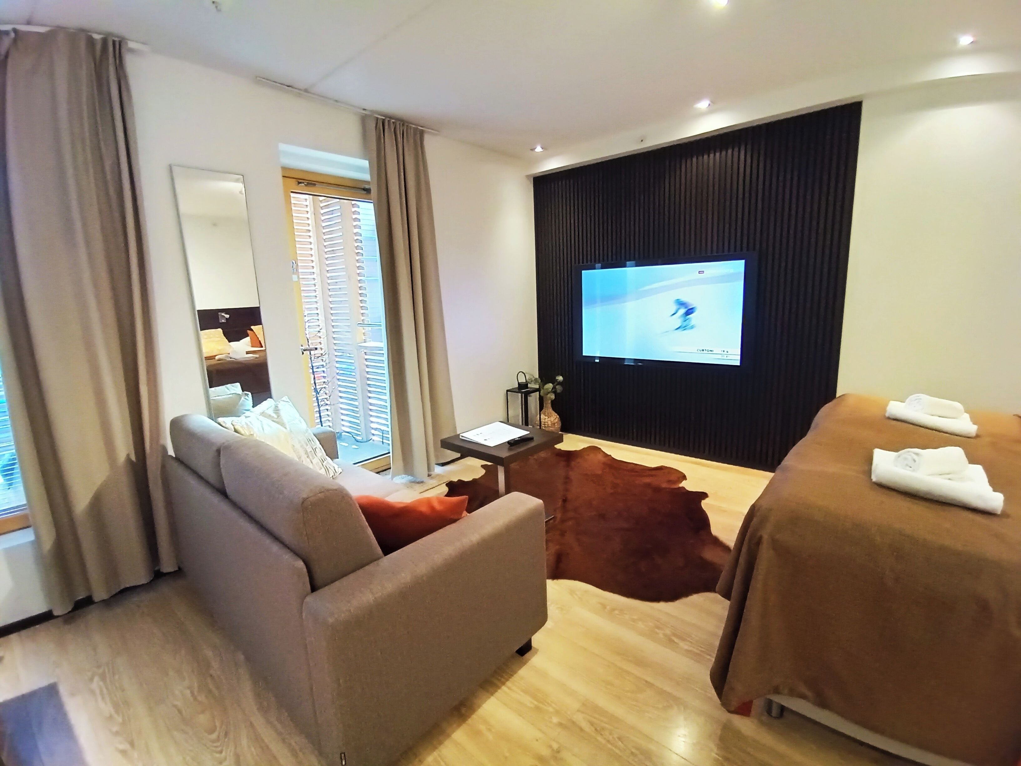 Studio B18 - Street view, Sauna (2 Adults + 2 Children) | 起居区 | 平板电视、加热地板