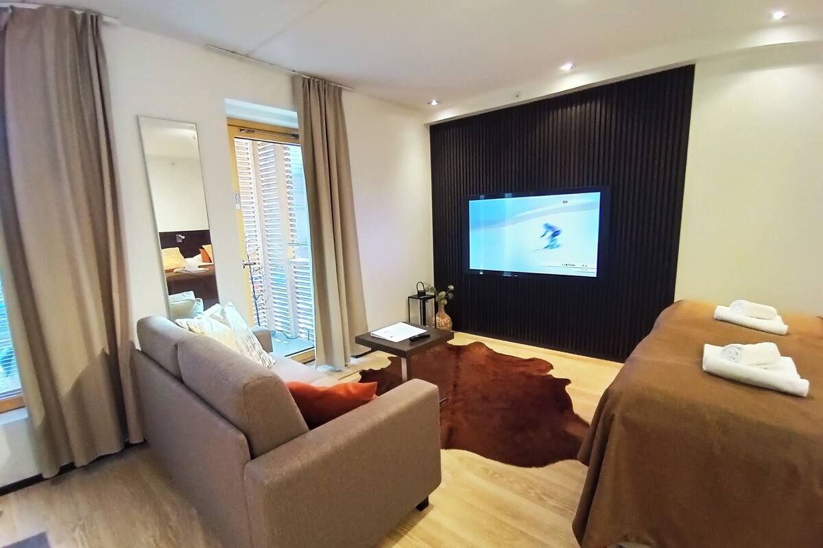 Studio B18 - Street view, Sauna (2 Adults + 2 Children) | 거실 공간 | 디지털 채널 시청이 가능한 32인치 평면 TV, 바닥 난방/온돌