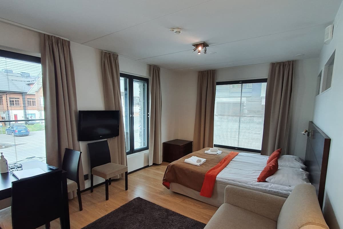 Studio C23, above bowling alley | 1 slaapkamer, een bureau, een laptopwerkplek