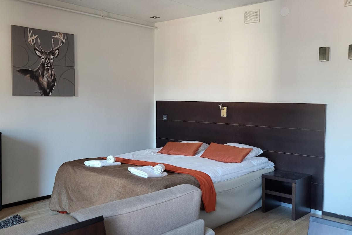 1 habitación, escritorio y espacio para trabajar con laptop