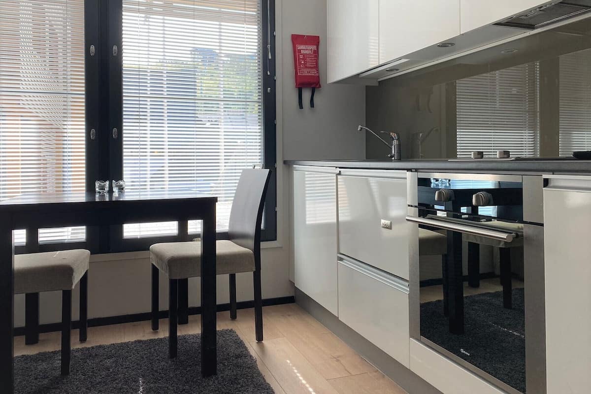 Studio C26, above bowling alley | Privékeuken | Een koelkast, een magnetron, een oven, een kookplaat
