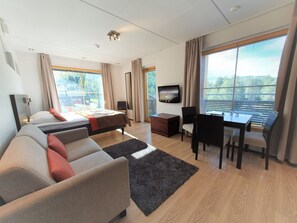 Escritorio y espacio para trabajar con laptop 