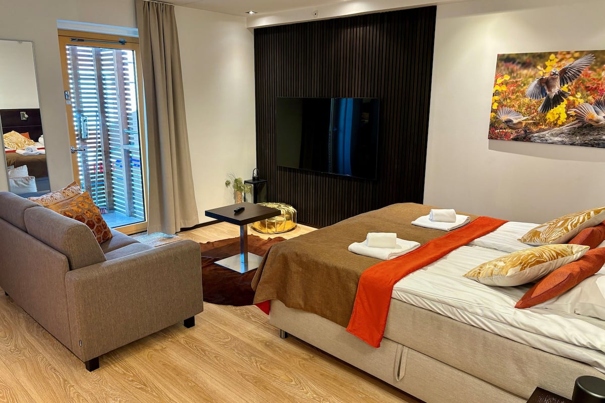 Studio B18 - Street view, Sauna (2 Adults + 2 Children) | 1 slaapkamer, een bureau, een laptopwerkplek