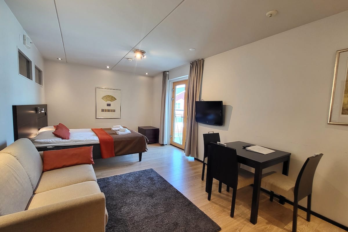Studio A9, mountain view, 2 adults+2children | 책상, 노트북 작업 공간, 다리미/다리미판, 유아용 침대