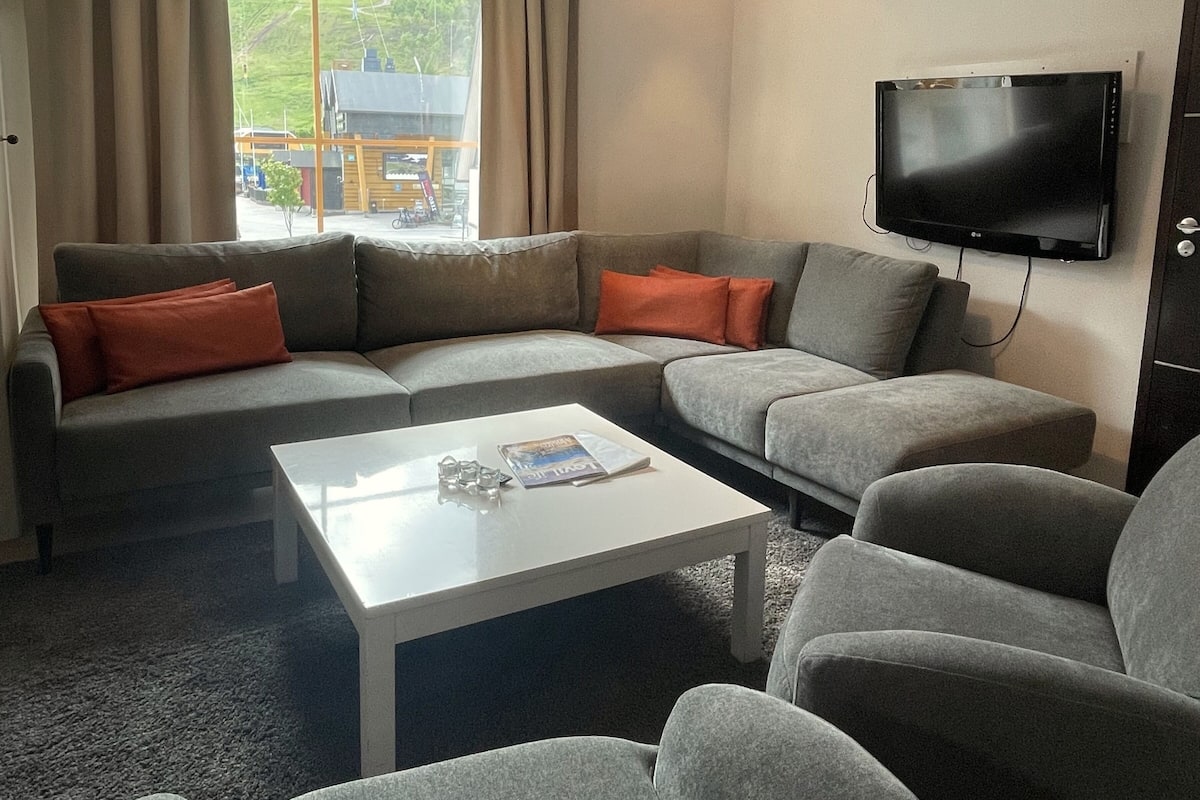 3-bedroom apartment A1 - with Sauna, Mountain View | 거실 공간 | 디지털 채널 시청이 가능한 32인치 평면 TV, 바닥 난방/온돌