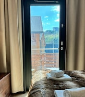 Studio C36, mountain view, 2 adults+2children | Escrivaninha, espaço de trabalho para notebook