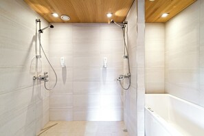 Premium 3-bedroom apartment A8 - with Sauna, Mountain View | Phòng tắm | Máy sấy tóc, chậu vệ sinh/vòi rửa, khăn tắm, xà phòng