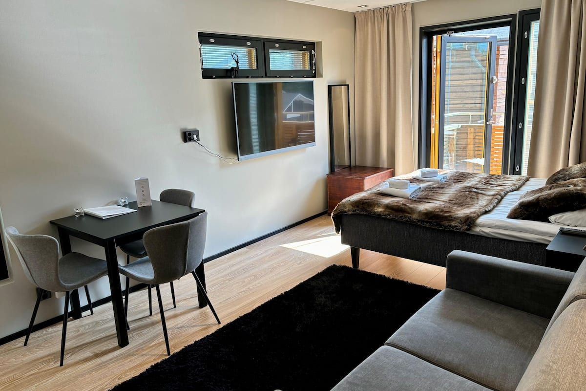 Studio C36, mountain view, 2 adults+2children | 책상, 노트북 작업 공간, 다리미/다리미판, 유아용 침대