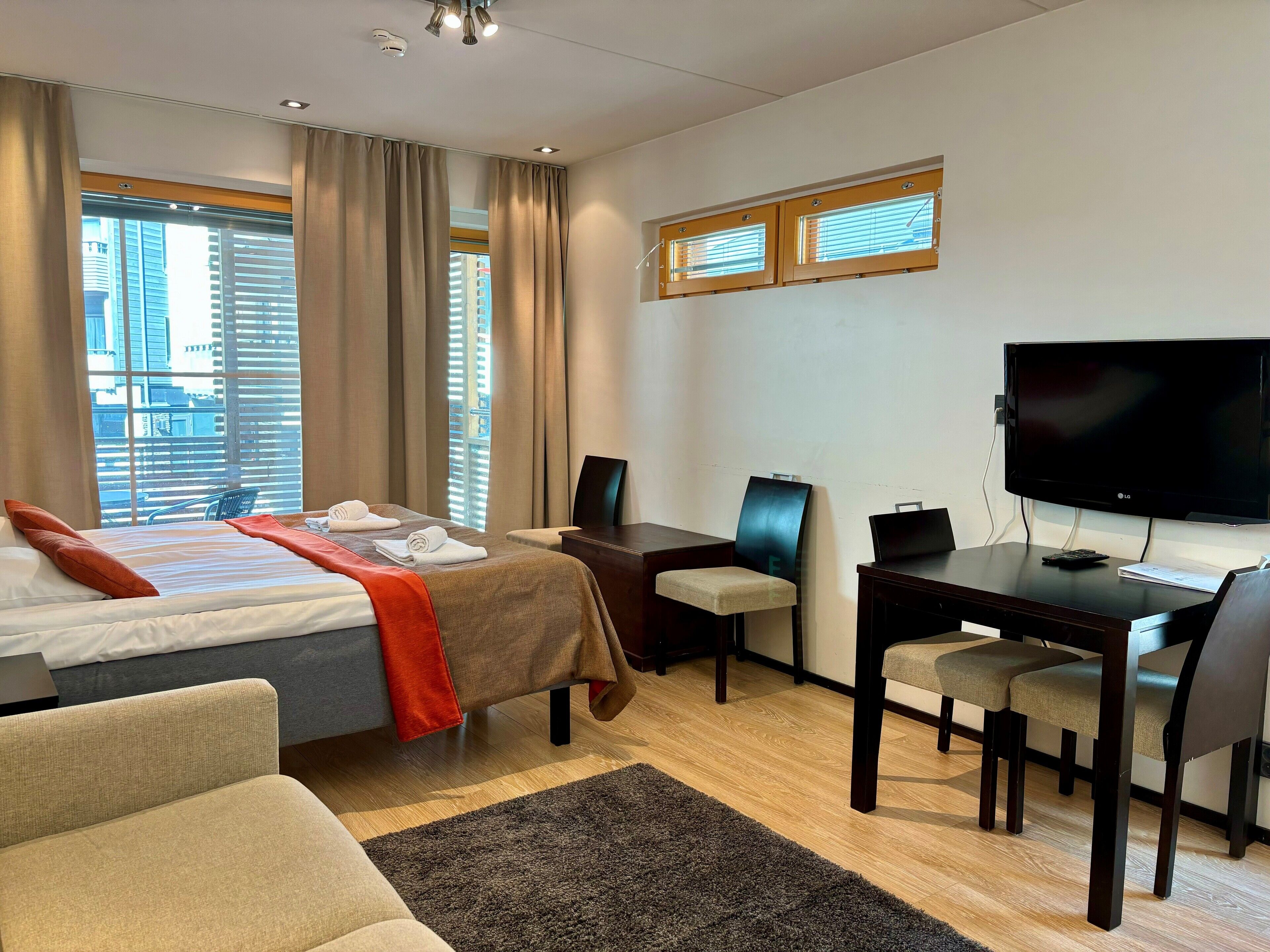 办公桌、笔记本电脑工作区、熨斗/熨衣板、免费 WiFi