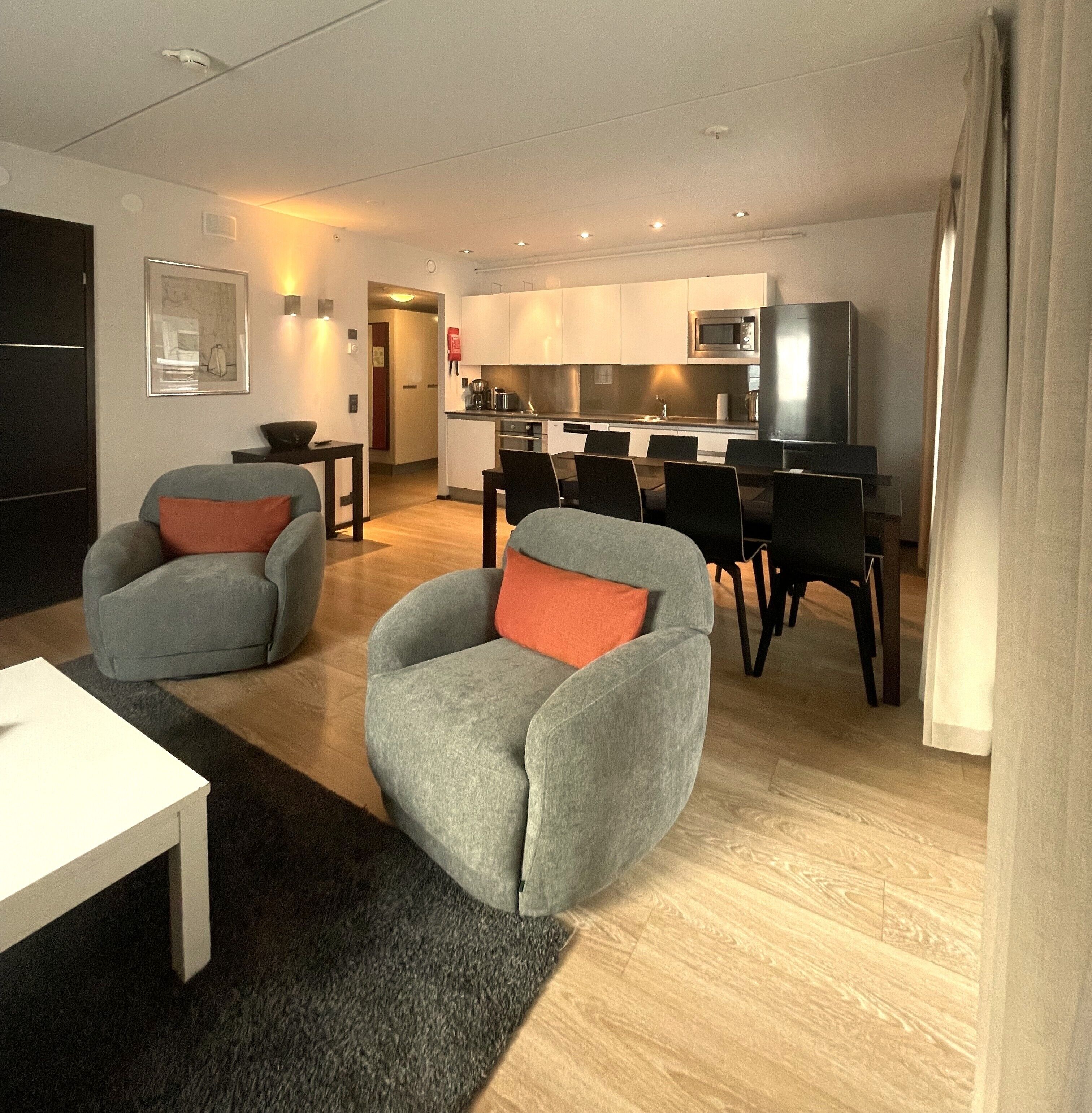 Escritorio y espacio para trabajar con laptop 