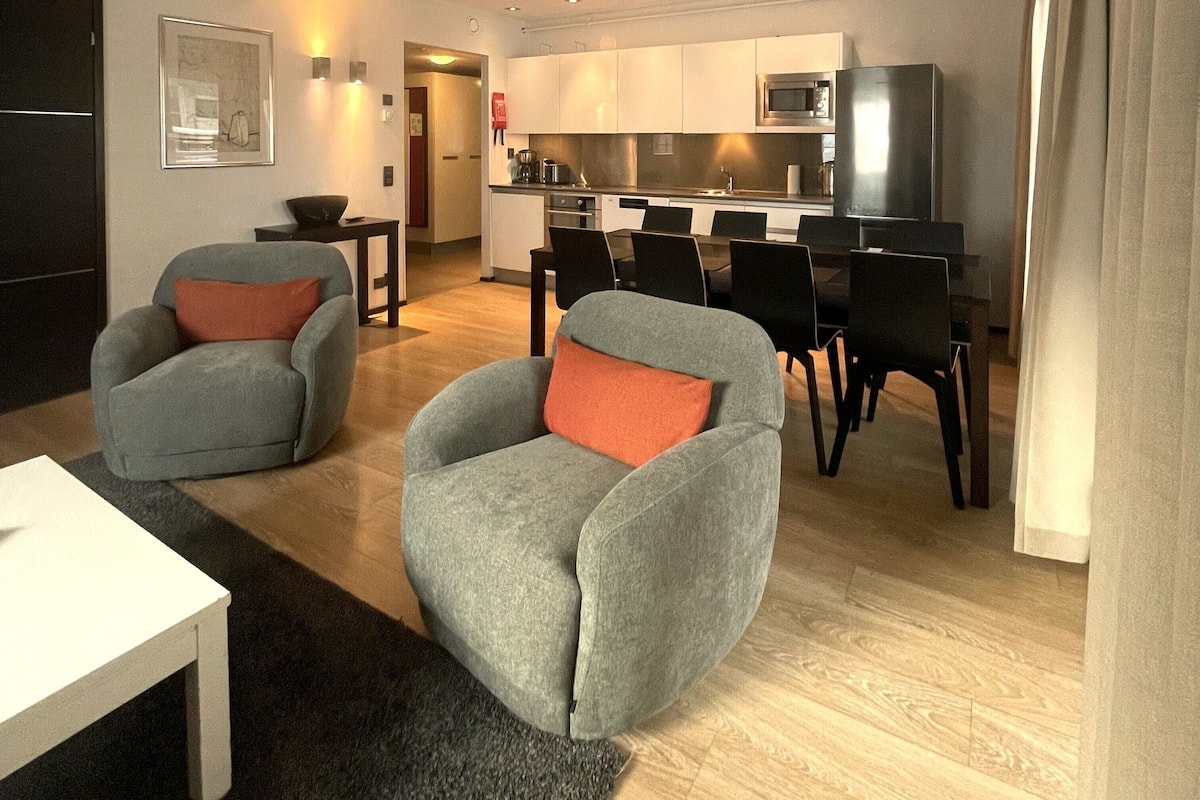 Escritorio y espacio para trabajar con laptop