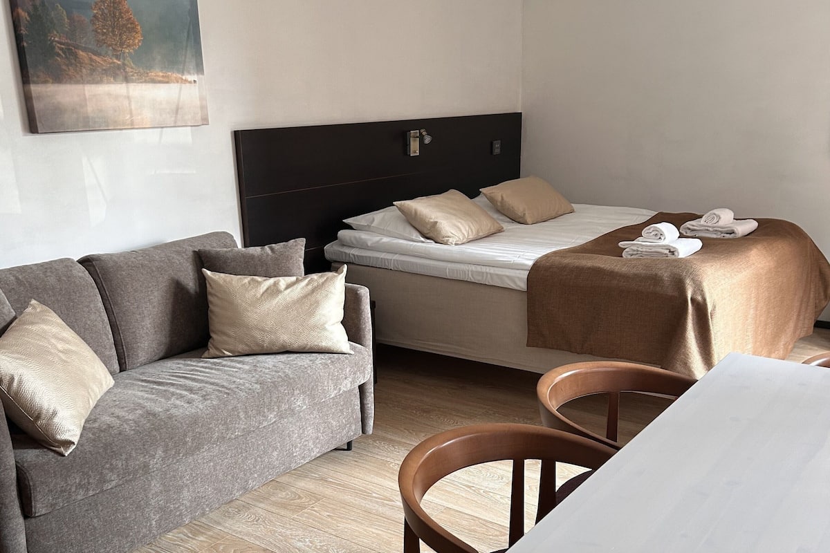 1 habitación, escritorio y espacio para trabajar con laptop