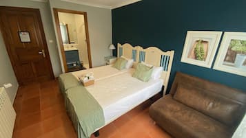 Comfort driepersoonskamer, 3 eenpersoonsbedden, privébadkamer | Een bureau, verduisterende gordijnen, extra bedden (toeslag)