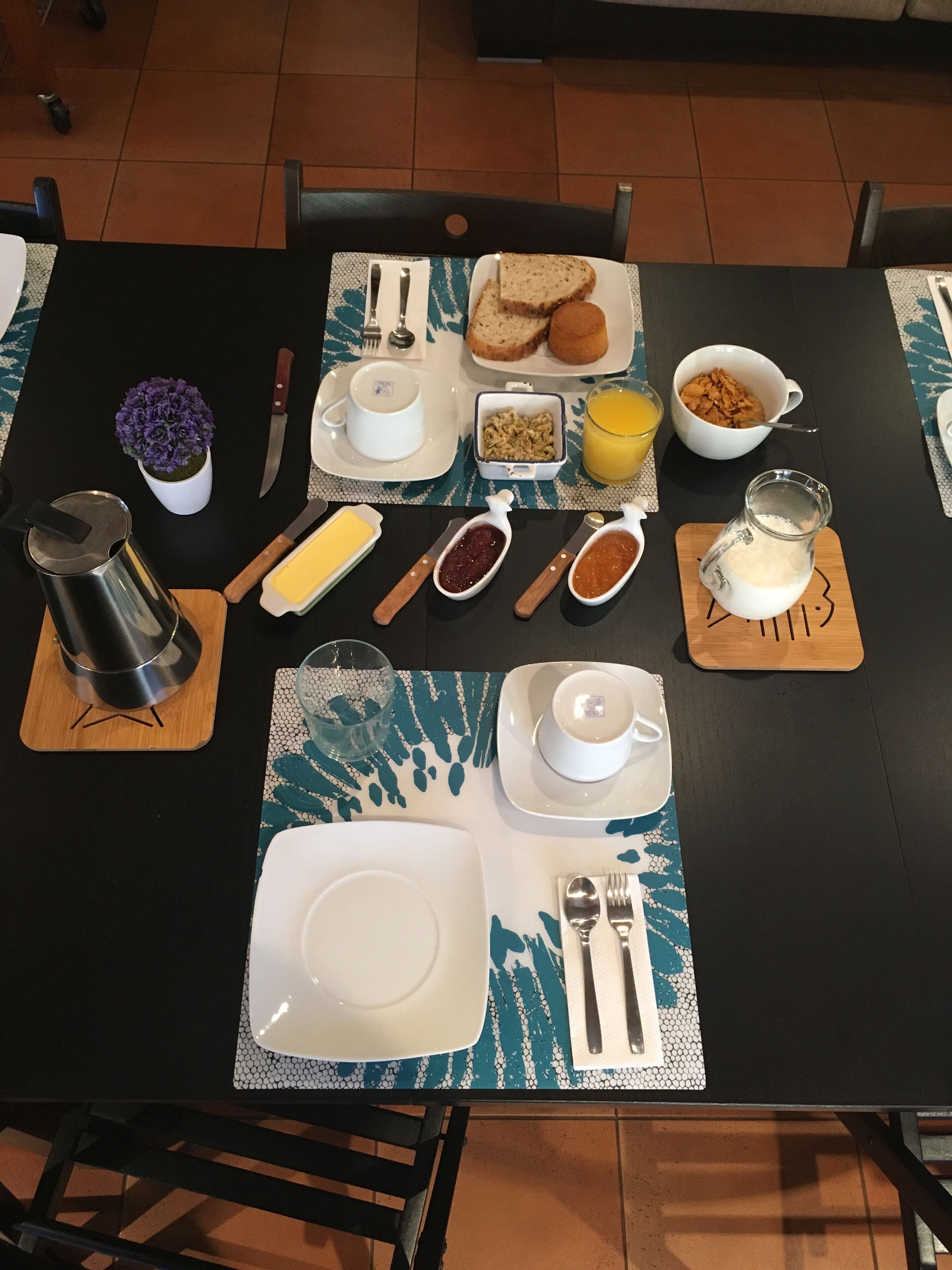 朝食 (コンチネンタル ブレックファスト)、毎日提供 (1 名様 5 EUR)