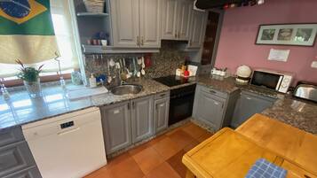 Een koelkast, een microgolfoven