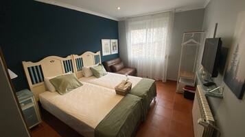 Comfort driepersoonskamer, 3 eenpersoonsbedden, privébadkamer | Een bureau, verduisterende gordijnen, extra bedden (toeslag)