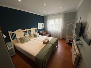 Tripla Comfort, 3 letti singoli, bagno privato | Una scrivania, tende oscuranti, letti aggiuntivi (a pagamento)