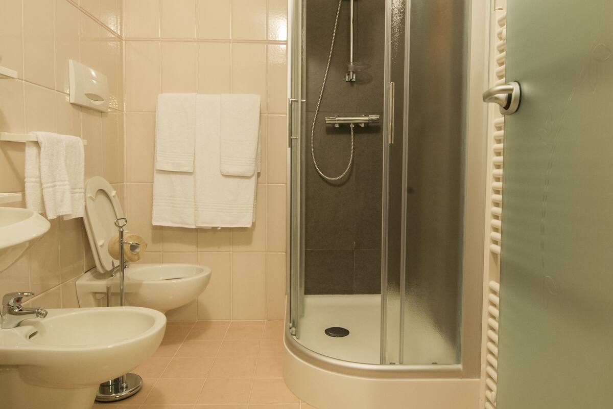 Douche, articles de toilette gratuits, sèche-cheveux, bidet