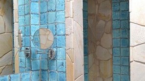 Shower, towels - Rena Bianca Cugnana Verde Residence (Olbia)