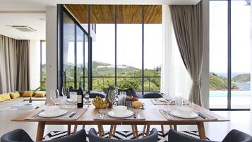 Luxury Villa, 4 Yatak Odası, Deniz Manzaralı | Oturma alanı | Düz ekran televizyon