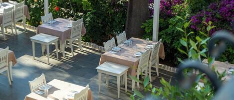 Se sirven desayunos, comidas, cenas y cocina internacional