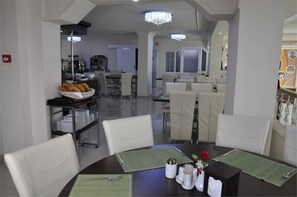 朝食 (ビュッフェ)、毎日提供 (無料)