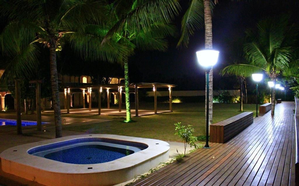 室内游泳池，季节性开放的室外游泳池，池畔遮阳伞，日光浴躺椅