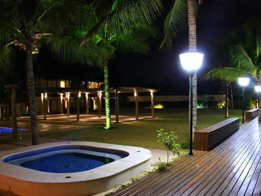 Innenpool, Außenpool (je nach Saison geöffnet), Sonnenschirme