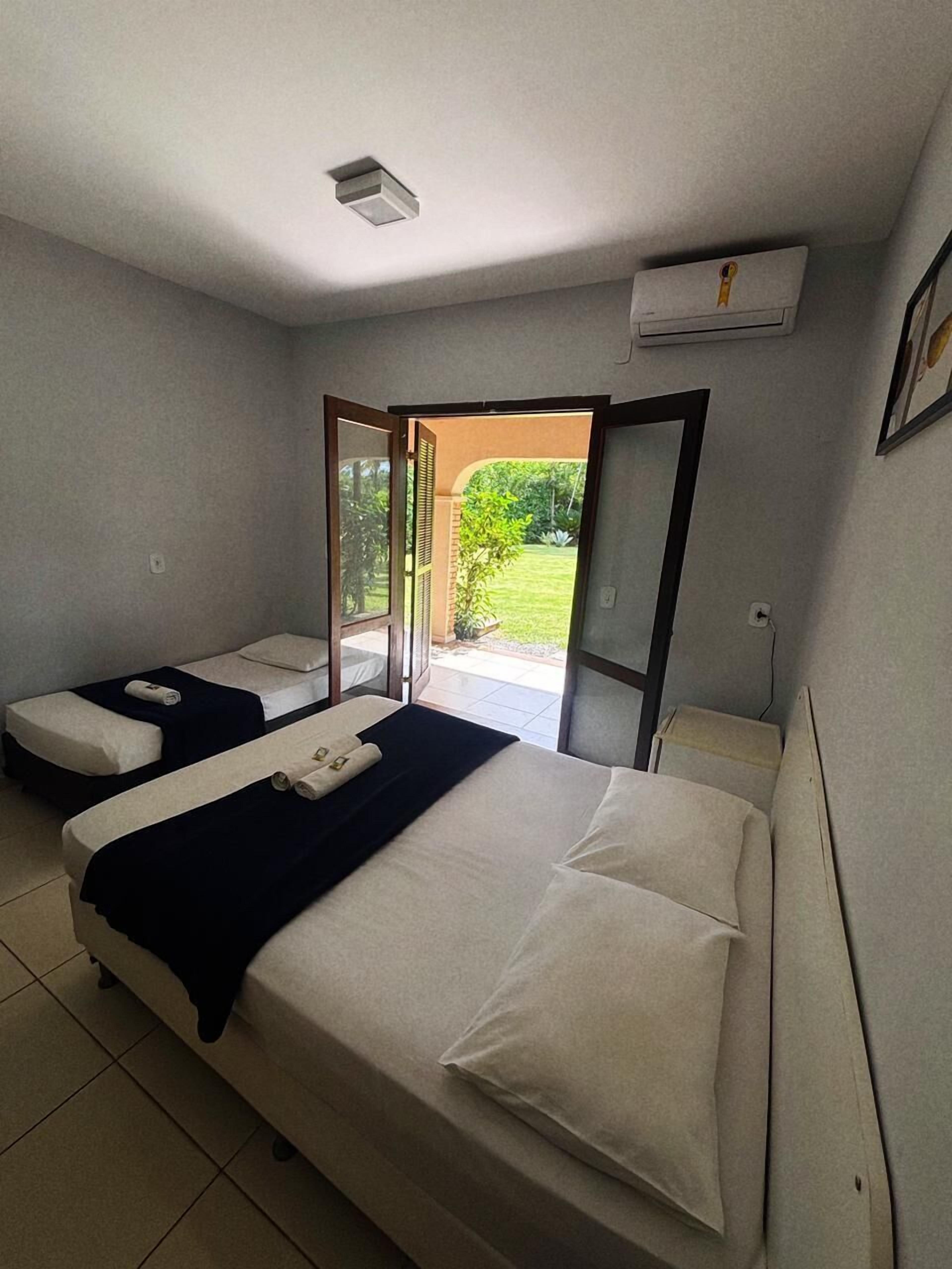 Standard Triple Room | Minibar, bed sheets