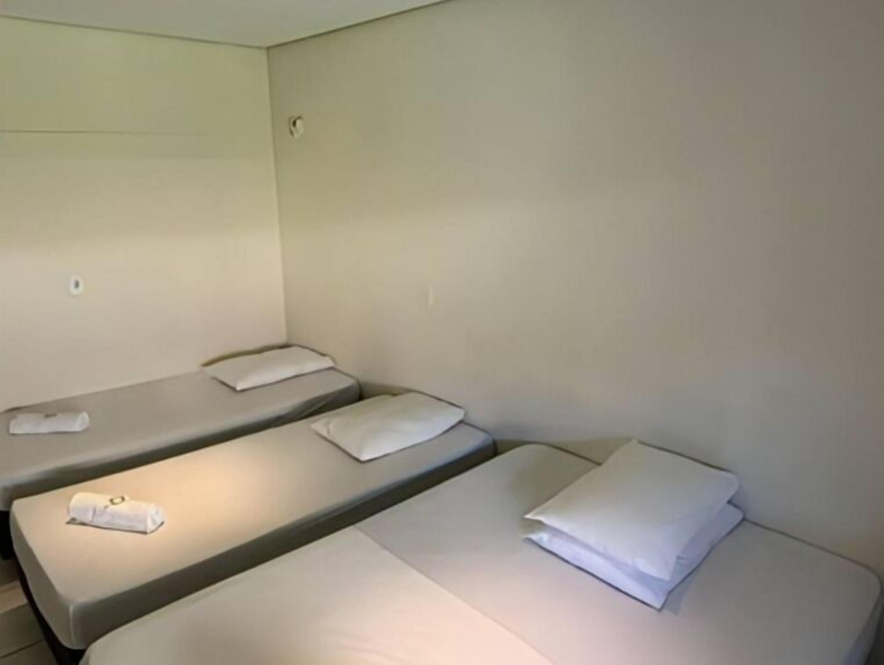 standard quadruple room | minibar, bed sheets