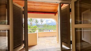An open balcony with a view of palm trees and a cloudy sky. - Pousada Porto do Rio (Caraguatatuba)