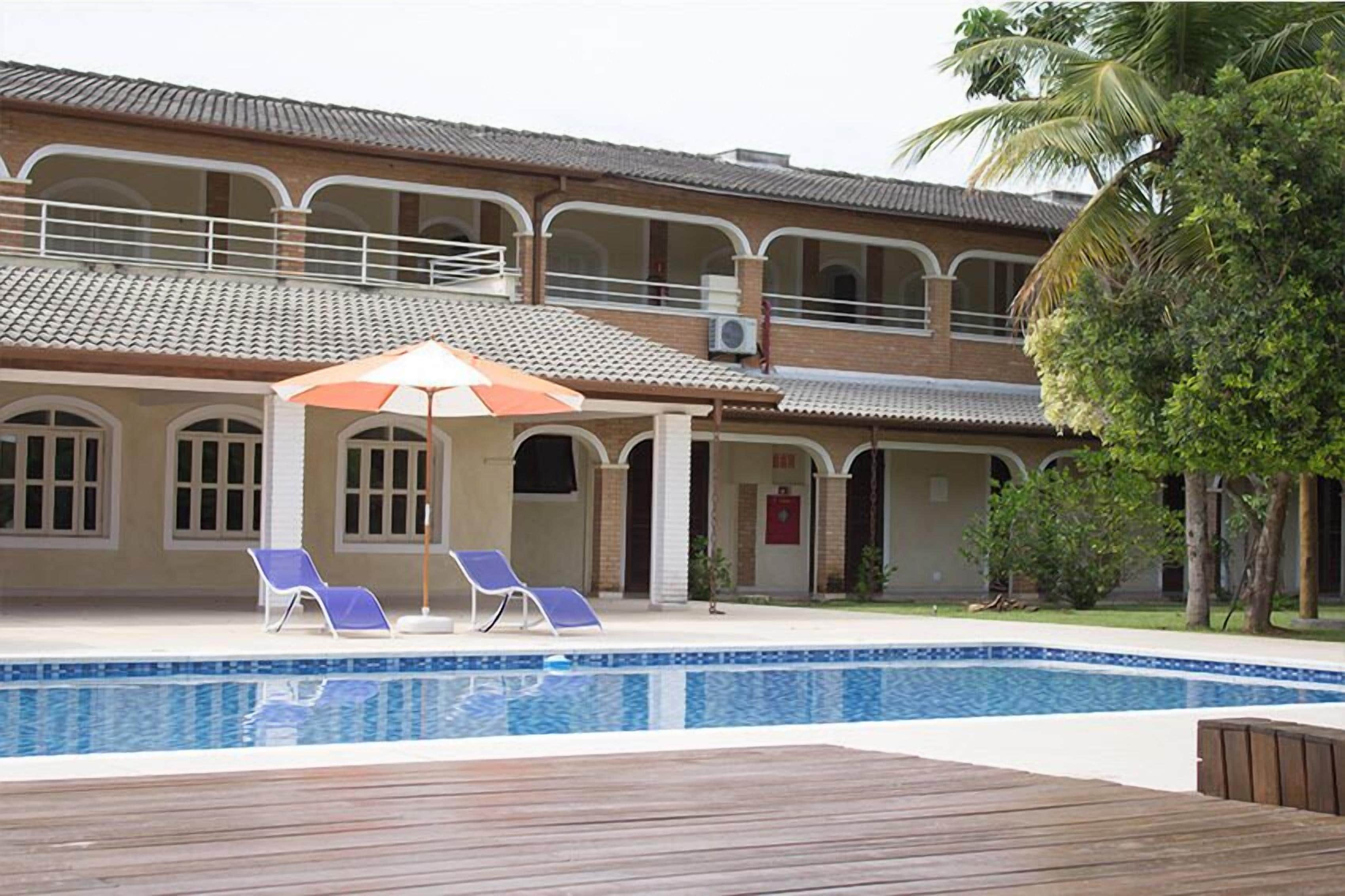 Piscina interna, piscina externa sazonal, guarda-sóis, espreguiçadeiras