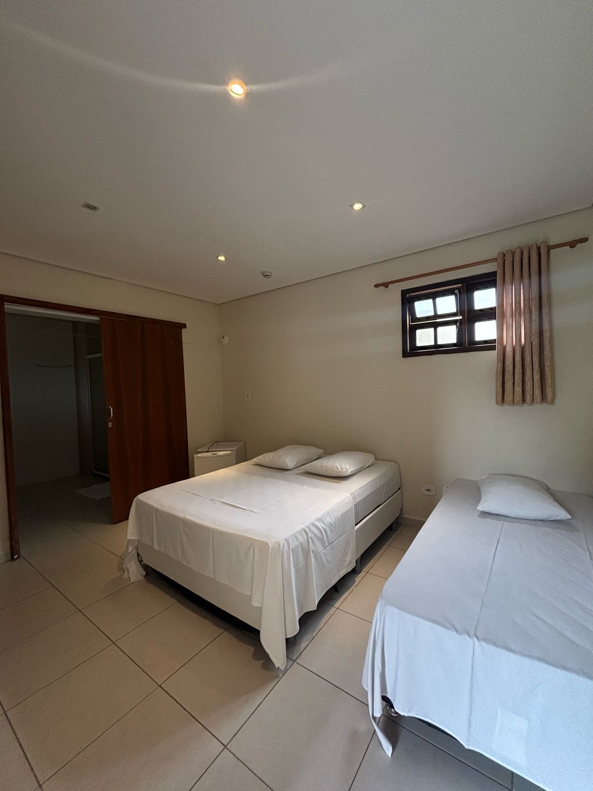 standard triple room | minibar, bed sheets