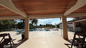 Piscine couverte, piscine extérieure (ouverte en saison)