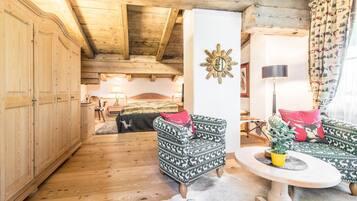 Nhà gỗ Cao cấp, 5 phòng ngủ, phòng tắm hơi, khu vực vườn | Khu phòng khách | TV màn hình phẳng, lò sưởi