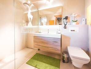 Luxury Chalet, 5 Bedrooms, Sauna, Garden Area | Bathroom