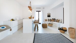 Un espacio habitable moderno y minimalista, con cocina, comedor y zona de estar.