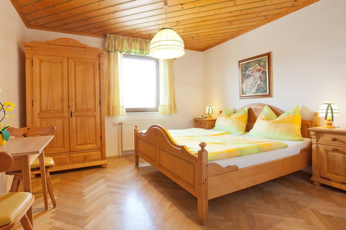 Habitación doble, vista al jardín | 1 habitación, ropa de cama de alta calidad, escritorio y cunas