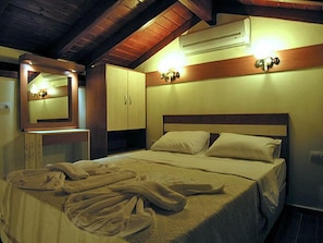 1 bedroom, in-room safe, desk, rollaway beds