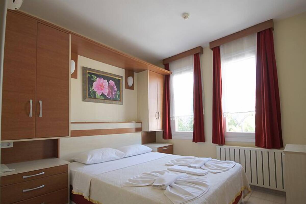 1 bedroom, in-room safe, desk, rollaway beds
