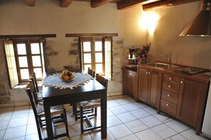 Superior-Apartment | Essbereich im Zimmer