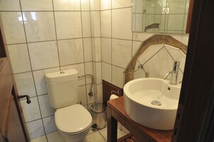 Ducha, artículos de tocador gratuitos, secador de pelo, pantuflas