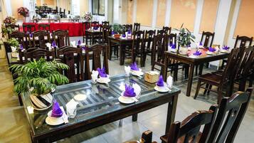 Daily buffet breakfast (VND 60000 per person)