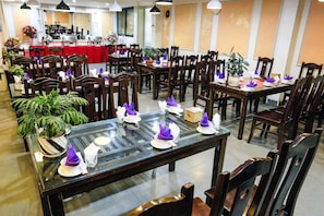 Daily buffet breakfast (VND 60000 per person)
